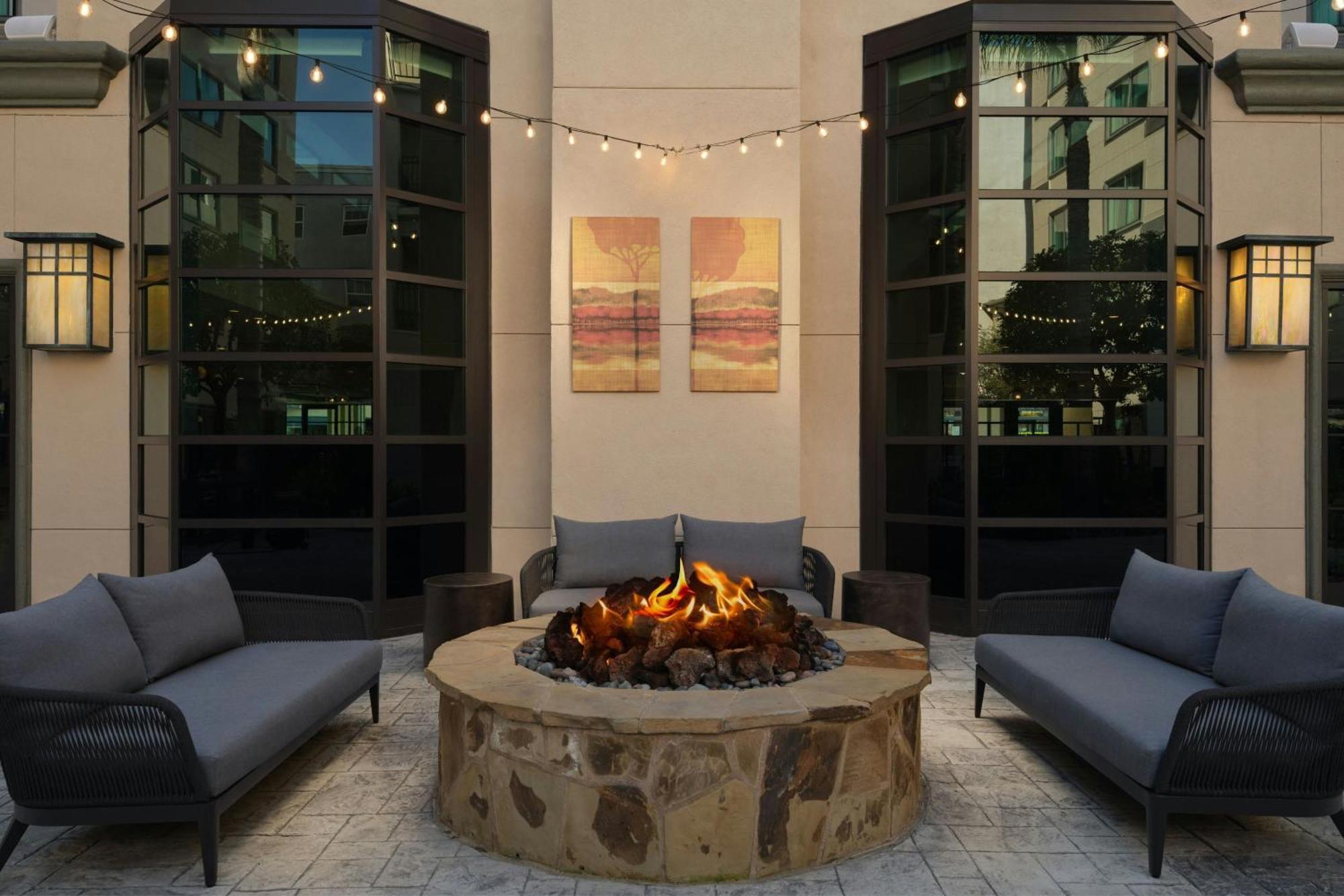 Courtyard By Marriott Los Angeles Pasadena Old Town Esterno foto
